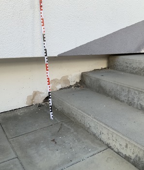 Aufsteigende Feuchte im Treppenanschlußbereich des Fassadensockels