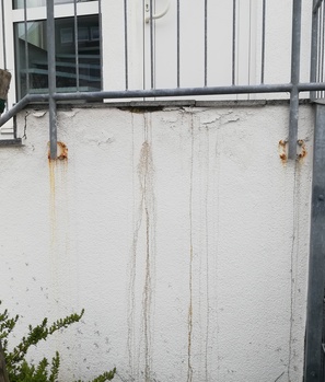 Feuchteschäden durch fehlende Abdichtung unter Belag