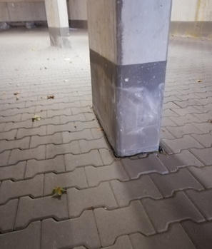 Aufsteigende Nässe mit Salzausblühungen Tiefgarage-Stütze